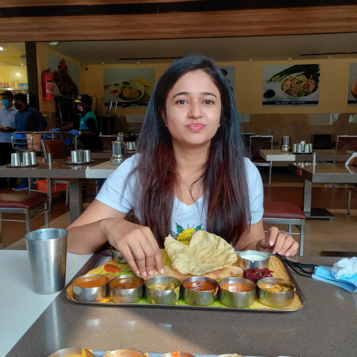 POONAM BAJWA MESMERIZING LOOKS BEAUTIFUL EATING FOOD 7